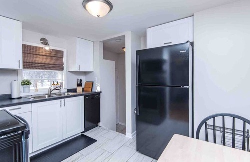 Kutzky Park House | Mayo Discount! 2 main floor bedrooms and bath. Recliner. 6 blocks to Mayo Clinic