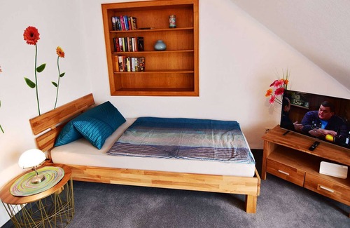 Meerbusch Apartment | MB02 Holiday apartment in Meerbusch with a large eat-in kitchen, free parking and W-LAN