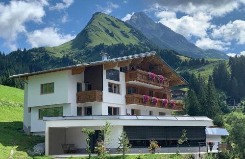 Steeg Apartment | MBZ Birg 1414