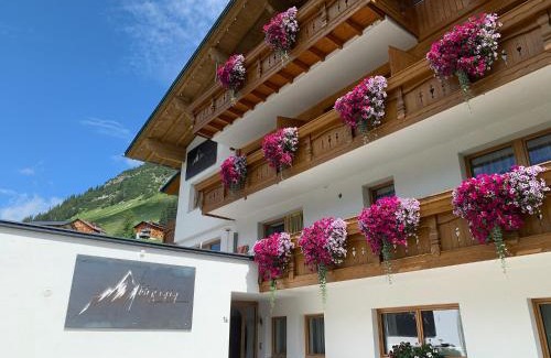 Steeg Apartment | MBZ Birg 1414
