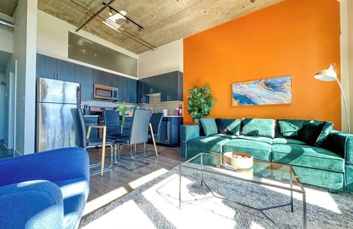 Near South Side Apartment | McCormick Place 2b/2b family unit with optional parking for up to 8 guests