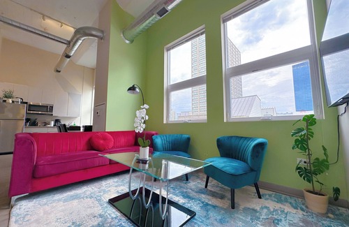 Near South Side Apartment | McCormick Place Oasis 2br/2ba with optional Parking/Patio/Gym/sleeps 6