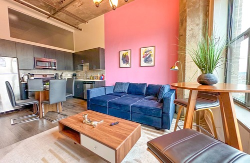 Near South Side Apartment | McCormick Place Skyline view 2br/2ba with optional parking for up to 8 guests