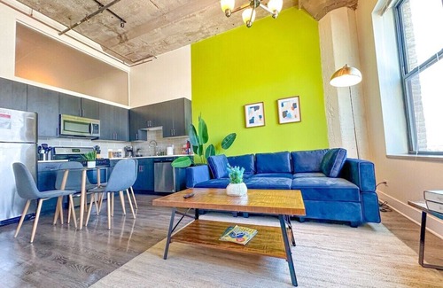 Near South Side Apartment | McCormick Place Skyline view 2b/2b unit with optional parking for up to 8 guests