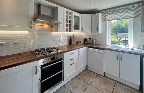 Stirling Cottage | MCLAREN HOUSE, pet friendly, with a garden in Stirling