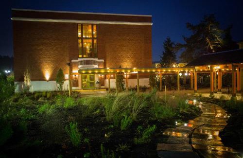 Bothell Hotel | McMenamins Anderson School