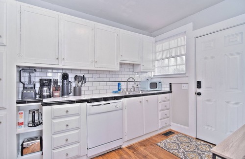 Shelby Apartment | McSwain House #2- Historic, walk uptown, parking!