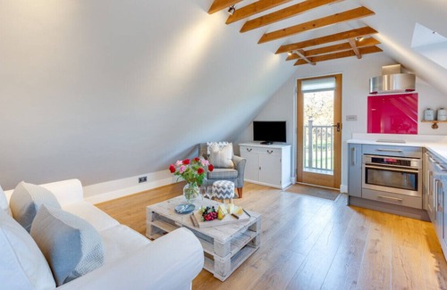 Langton Green Apartment | Meadow Loft - One Bedroom Apartment, Sleeps 2