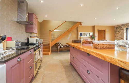 Accrington Cottage | MEADOW TOP FARM BARN, family friendly, with hot tub in Clitheroe