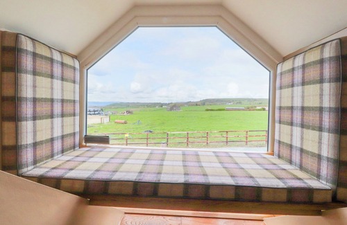 Accrington Cottage | MEADOW TOP FARM BARN, family friendly, with hot tub in Clitheroe