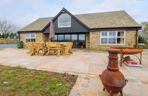 Accrington Cottage | MEADOW TOP FARM BARN, family friendly, with hot tub in Clitheroe