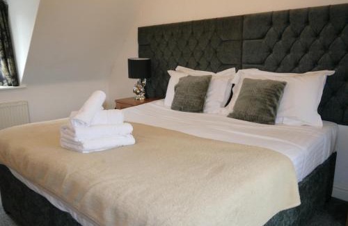 Henley-in-Arden House | Measure Cottage - Sleeps 4 - Private Hot tub and garden