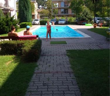Siofok-Szabadifurdo Apartment | medencés önálló 4 fős 2 légterű, felszerelt földszinti apartman, terasszal, wi-fivel, 30 méterre a strandtól