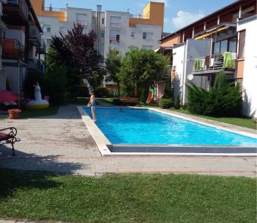 Siofok-Szabadifurdo Apartment | medencés önálló 4 fős 2 légterű, felszerelt földszinti apartman, terasszal, wi-fivel, 30 méterre a strandtól