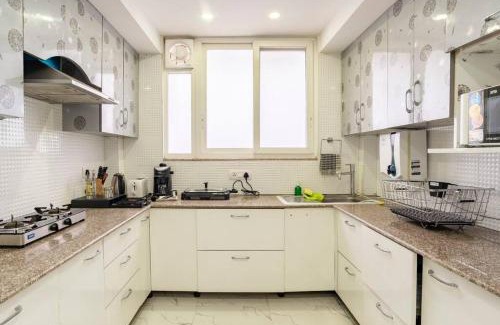 Sushant Lok Apartment | Medical friendly 2 BR near Fortis -Parfait Street