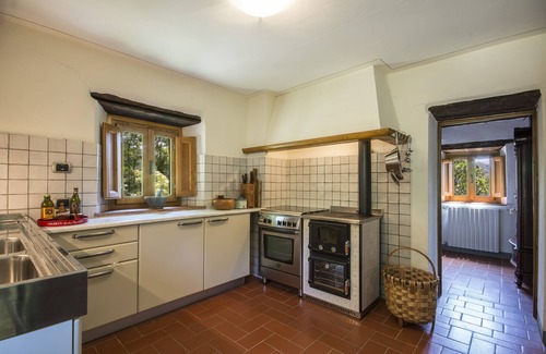 Pescia House | Medieval Tuscan farmhouse with wonderful views