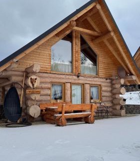 Kostolna Ves Ski Chalet | Medveď, Vlk, Líška Zrubová rozprávka nad rybníkom