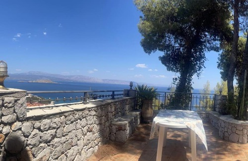 Katakali House | Meerblick unter Kiefern