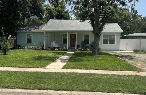 Uvalde House | Meet Alexis D! This house has a relaxed and cozy feel .