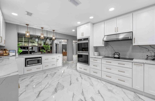 Lauderdale Isles House | Mega-Yacht Showcase Villa with Pool Table/Marble