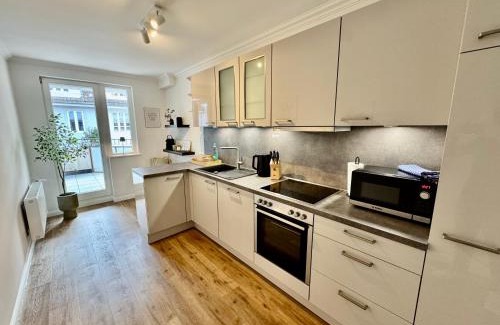 Burgerpark Apartment | MEL&BENS Modern Oak-Apartments für bis zu 12 Personen