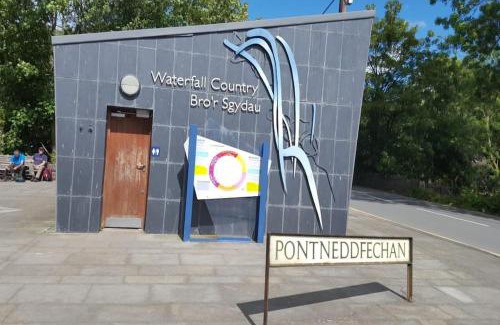 Pontneddfechan House | Mellte Avenue - Waterfalls House