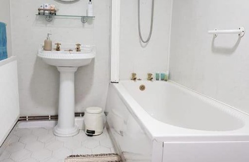 Pontneddfechan House | Mellte Avenue - Waterfalls House