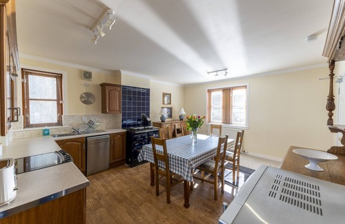 Airth Cottage | Melville Lodge - a cottage that sleeps 6 guests in 3 bedrooms