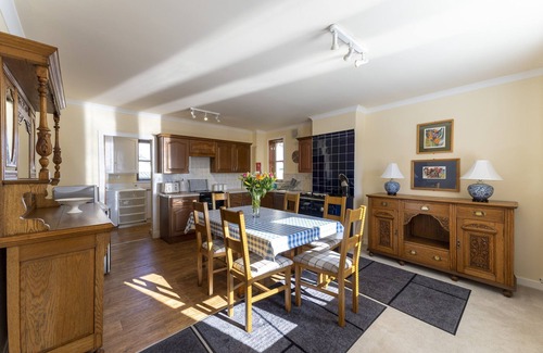 Airth Cottage | Melville Lodge - a cottage that sleeps 6 guests in 3 bedrooms