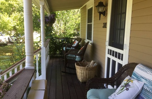 Middletown Cottage | Memorable Cottage near Third Beach & Satchuset Pt. Reserve