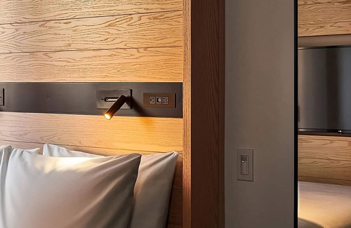 Washington Heights Hotel | Memorable Stay in New York! Radio Hotel, Pet-Friendly Studio Room!