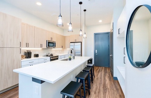 North Burnet Apartment | Memory Foam King Bed+Pool+Gym+Downtown Austin+Domain+Q2Stadium+FreeParking