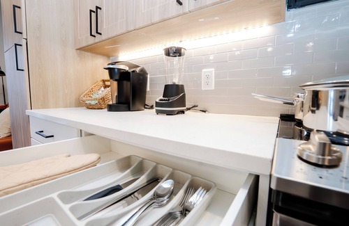 North Burnet Apartment | Memory Foam King Bed+Pool+Gym+Downtown Austin+Domain+Q2Stadium+FreeParking