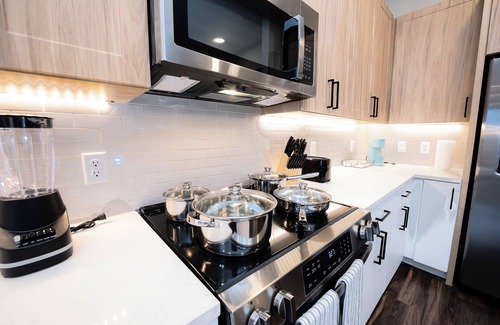 North Burnet Apartment | Memory Foam King Bed+Pool+Gym+Downtown Austin+Domain+Q2Stadium+FreeParking