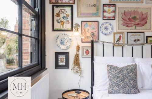 York House | Menagerie House Luxury 3-Bedroom Cottage with Walk Score 98 in Central York