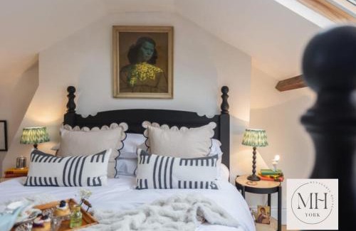 York House | Menagerie House Luxury 3-Bedroom Cottage with Walk Score 98 in Central York