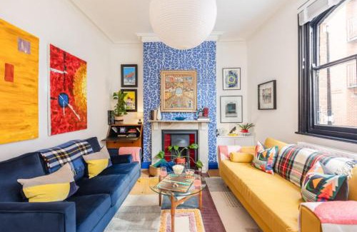 York House | Menagerie House Luxury 3-Bedroom Cottage with Walk Score 98 in Central York