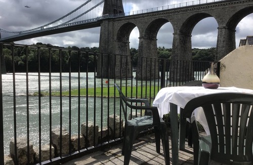 Bangor House | Menai Bridge Lovely seafront cottage with beautiful views of the Straits