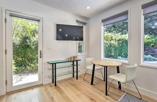 Linfield Oaks Apartment | Menlo Park Studio about 2 Mi to Stanford University