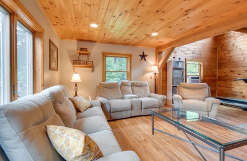 Meredith House | Meredith Home with Deck 6 Mi to Lake Winnipesaukee!