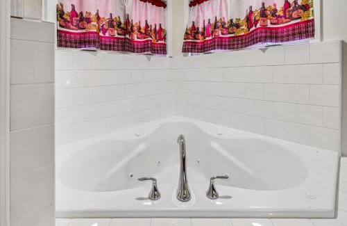 Geneva-on-the-Lake Apartment | Merlot Cottage - GOTL Strip - Lover's Retreat