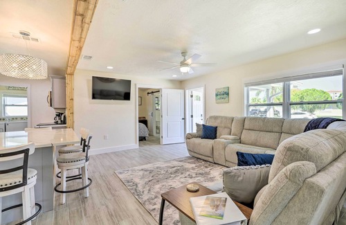 Hampton Homes House | Merritt Island Home w/Spa - 8 Mi to Cocoa Beach!