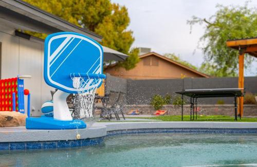 East Mesa House | Mesa Resort with Free Heated Pool, Hot Tub, King Bed, and Yard Games