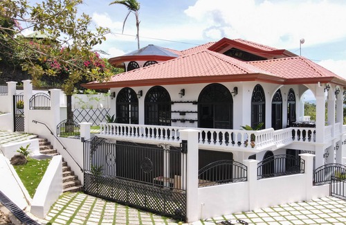 El Castillo Villa | Mesmerizing Volcano Villa Infinity Pool + Hot Tub