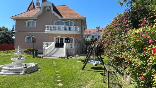 Aranyhegy-Uromhegy-Peterhegy House | Meszko Park House Budapest