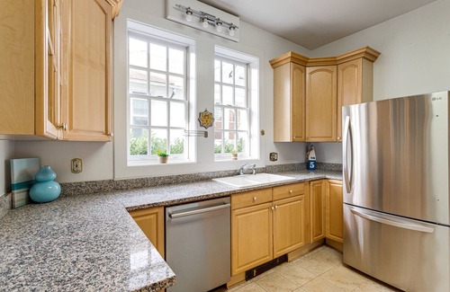 Taylor Run House | Metro, Historic District in Alexandria City, walk to Old Town, parking