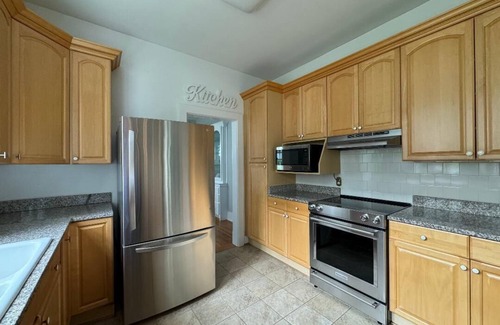 Taylor Run House | Metro, Historic District in Alexandria City, walk to Old Town, parking