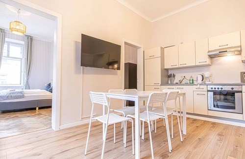 Landstrasse Apartment | Metropolitan Charm: Stylish 2+1 Apt@ Vienna's Core