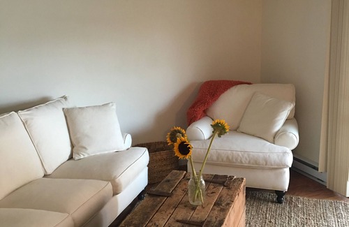 Westborough Condo | Metrowest Nest - A Cozy 1 bedroom condo + parking near commuter rail