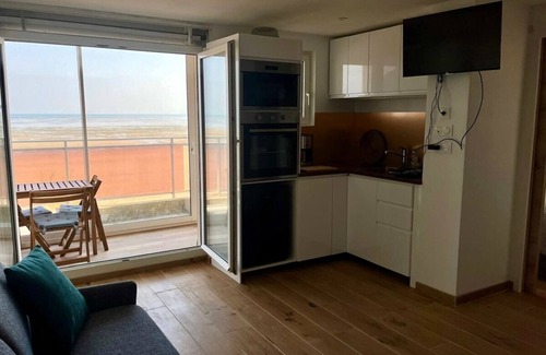 Bernieres-sur-Mer Apartment | Mettons les voiles - Sea view apartment with loggia